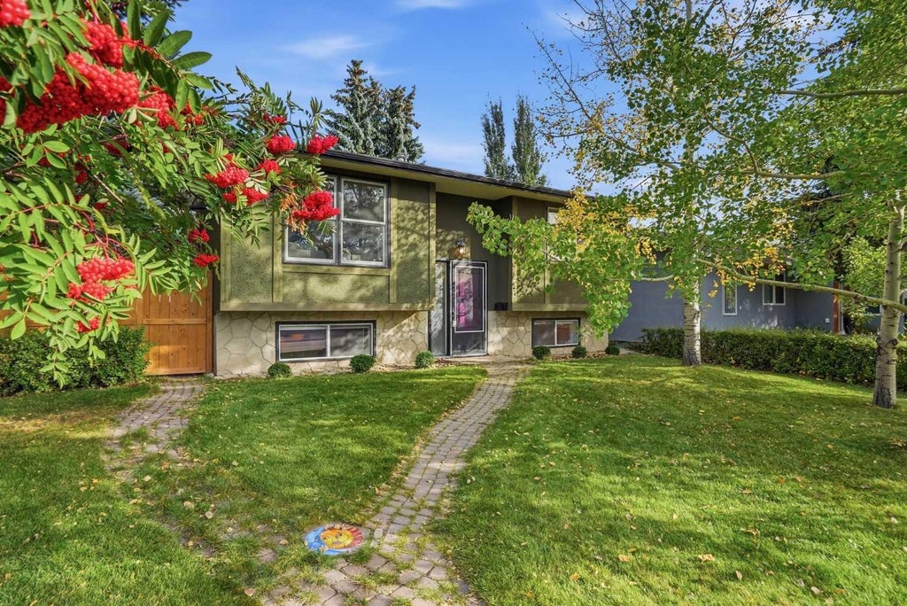 Photo of 256 Silverview Way NW, Calgary, AB T3B 3K3 (MLS # A2348471)