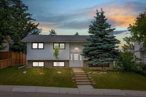 Photo of 7819 Hunterquay Way NW, Calgary, AB T2K 4T6 (MLS # A2265319) Photo of 7819 Hunterquay Way NW, Calgary, AB T2K 4T6 (MLS # A2265319)
