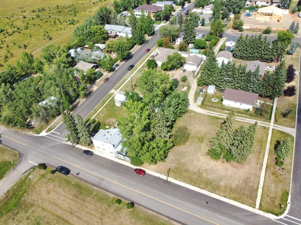 Photo of 5002, 5008, 5010 50 Avenue, Benalto, AB T0M 0H0 (MLS # A2308198)