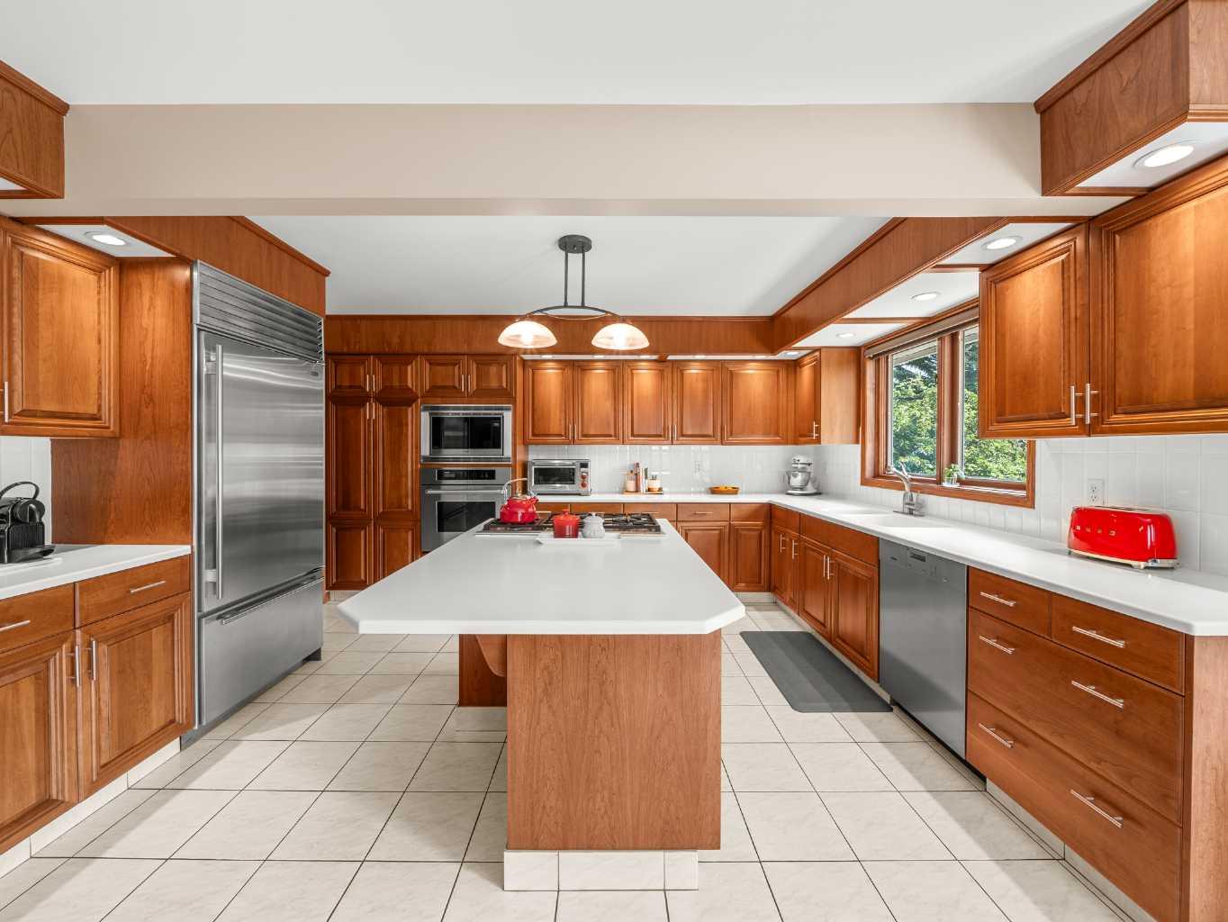 146 Edgeview Road NW