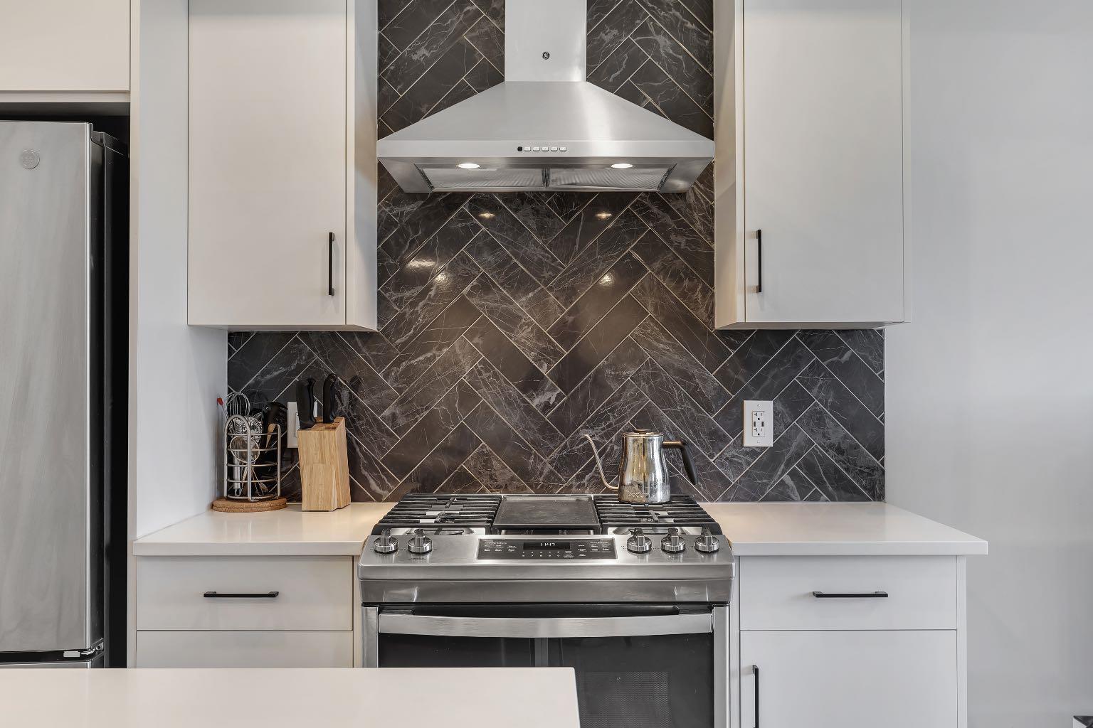 516 Greenbriar Common NW