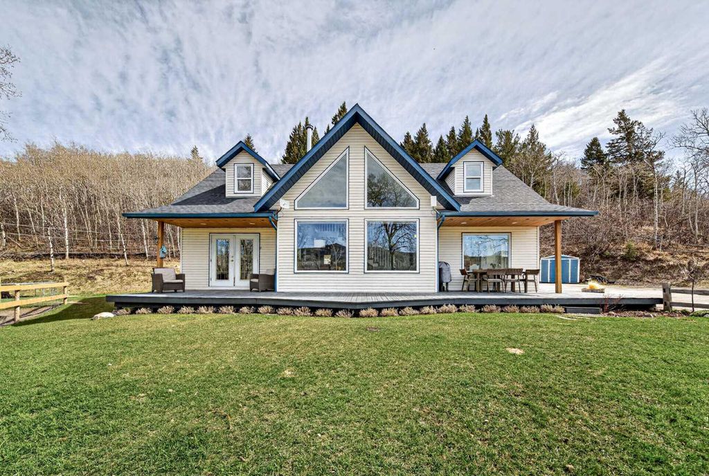 Photo of 5 Villa Vega Acres, Lundbreck, AB T0K 1W0 (MLS # A2305324)