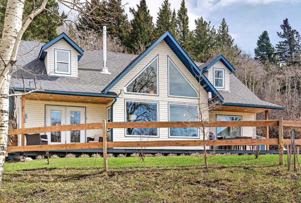 Photo of 5 Villa Vega Acres, Lundbreck, AB T0K 1W0 (MLS # A2305324)