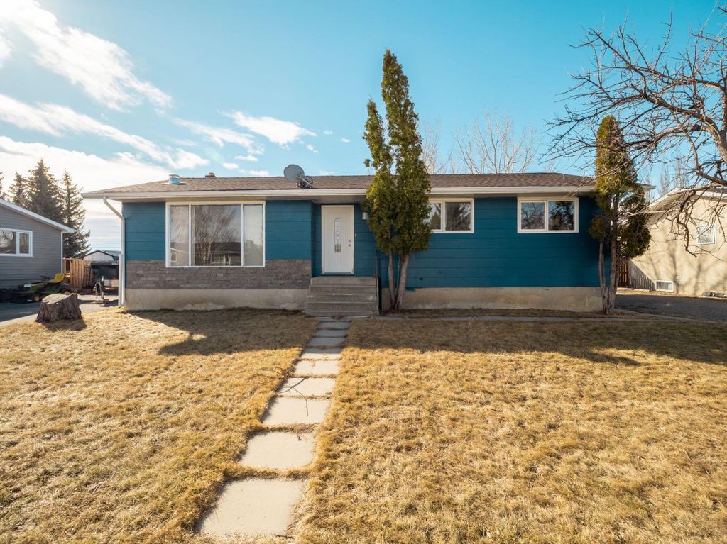 Photo of 450 4 Avenue E, Cardston, AB T0K 0K0 (MLS # A2285358)