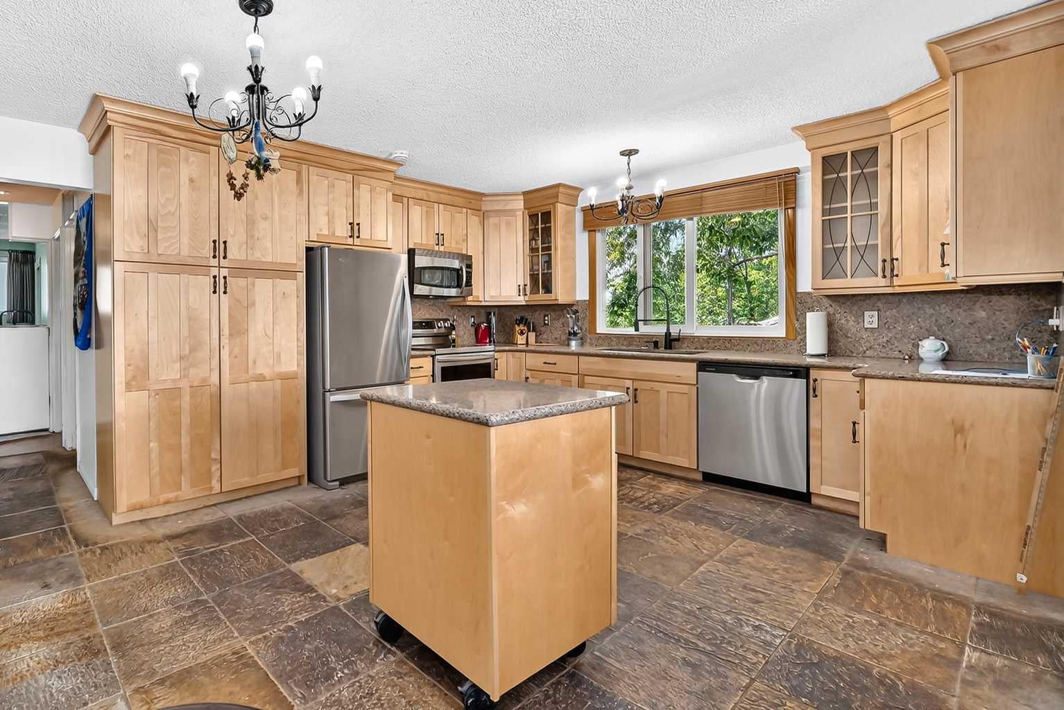 350 Silver Ridge Crescent NW