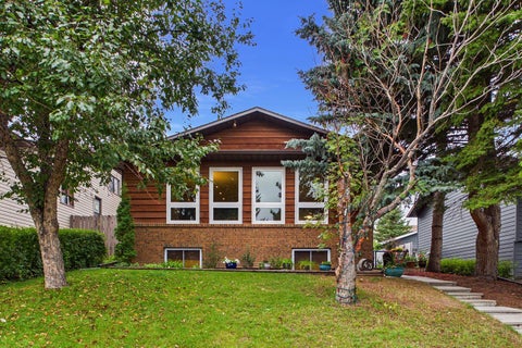 Photo of 43 Beaconsfield Rise NW, Calgary, AB T3K 1X3 (MLS # A2346303)