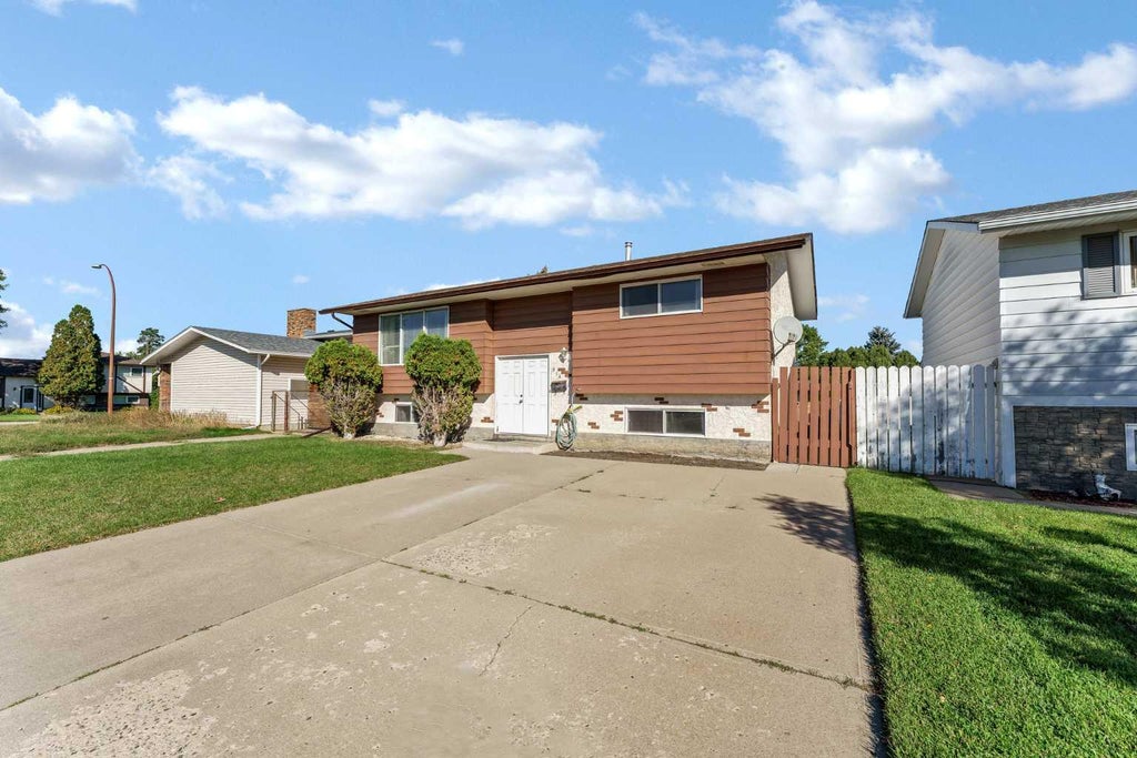 Photo of 914 17 Street NE, Medicine Hat, AB T1C 1M6 (MLS # A2347595)