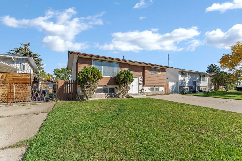 Photo of 914 17 Street NE, Medicine Hat, AB T1C 1M6 (MLS # A2347595)