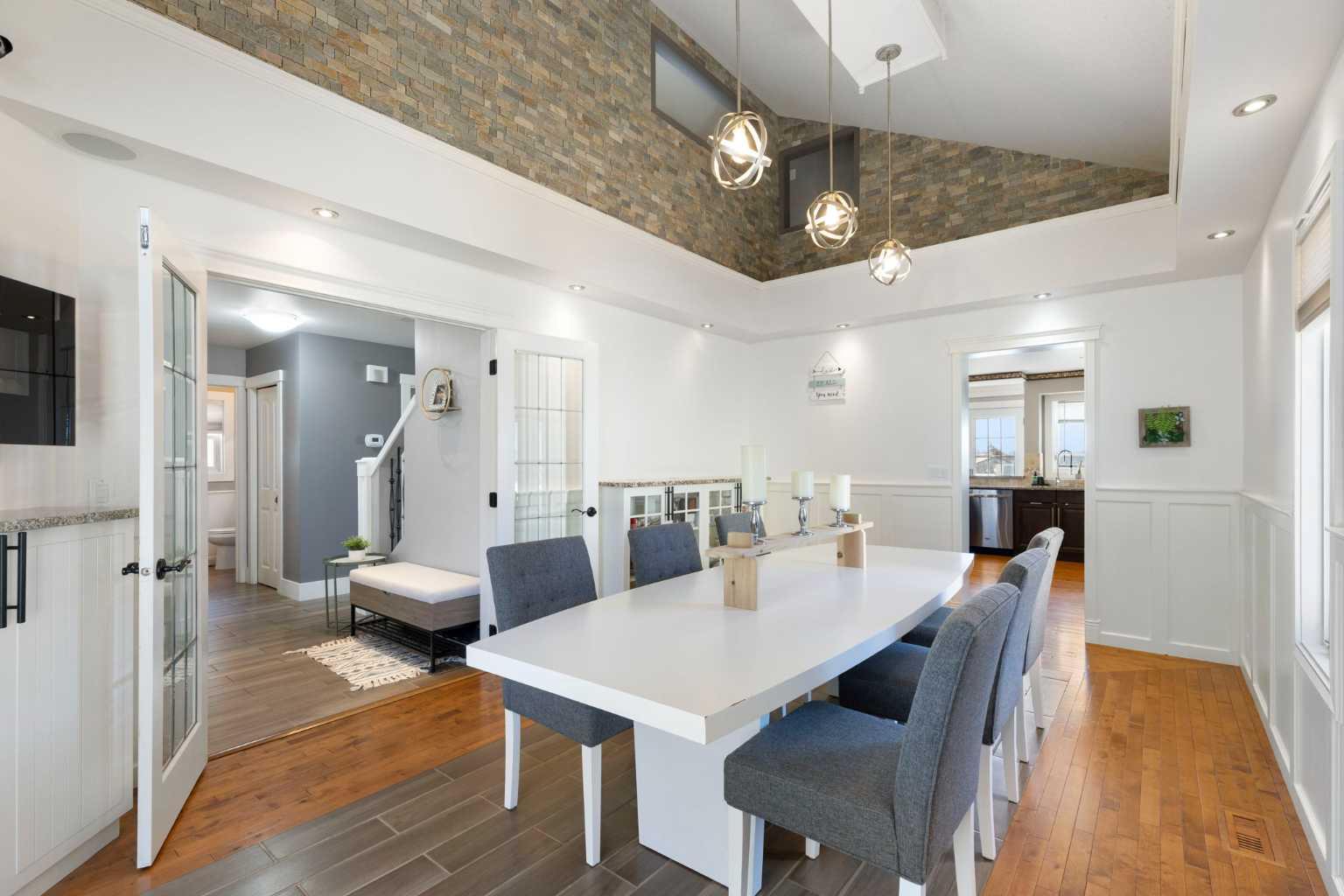 1030 Mckenzie Lake Bay SE