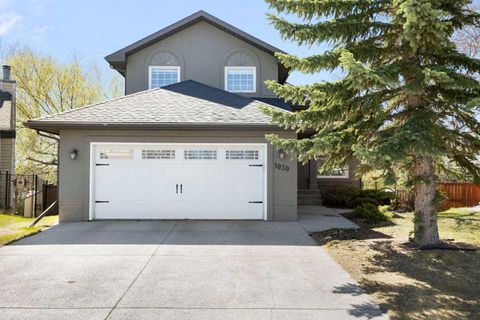 Photo of 1030 Mckenzie Lake Bay SE, Calgary, AB T2Z 2J1 (MLS # A2309057)