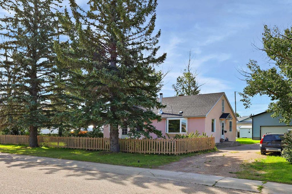 Photo of 339 3 Street, Irricana, AB T0M 1B0 (MLS # A2287598)