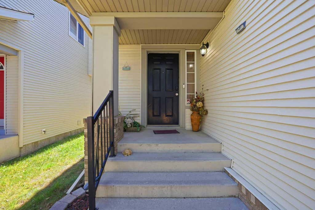 Photo of 84 Cougar Ridge Circle SW, Calgary, AB T3H 5C8 (MLS # A2335470)