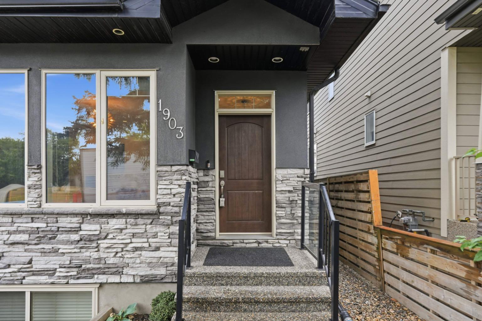 1903 26 Avenue SW