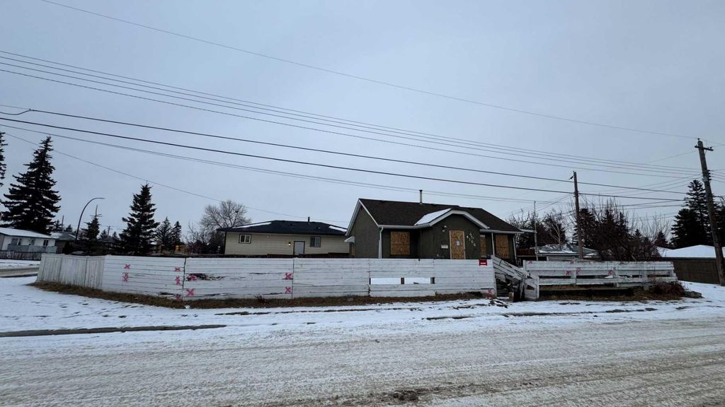 Photo of 4106 10 Avenue SE, Calgary, AB T2A 0E1 (MLS # A2258080)
