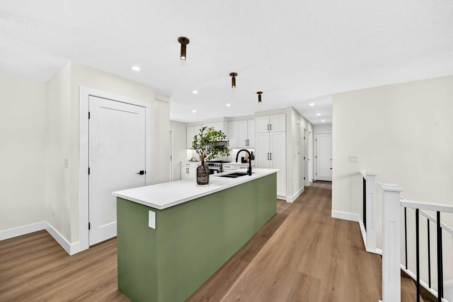 307 Silverthorn Way NW