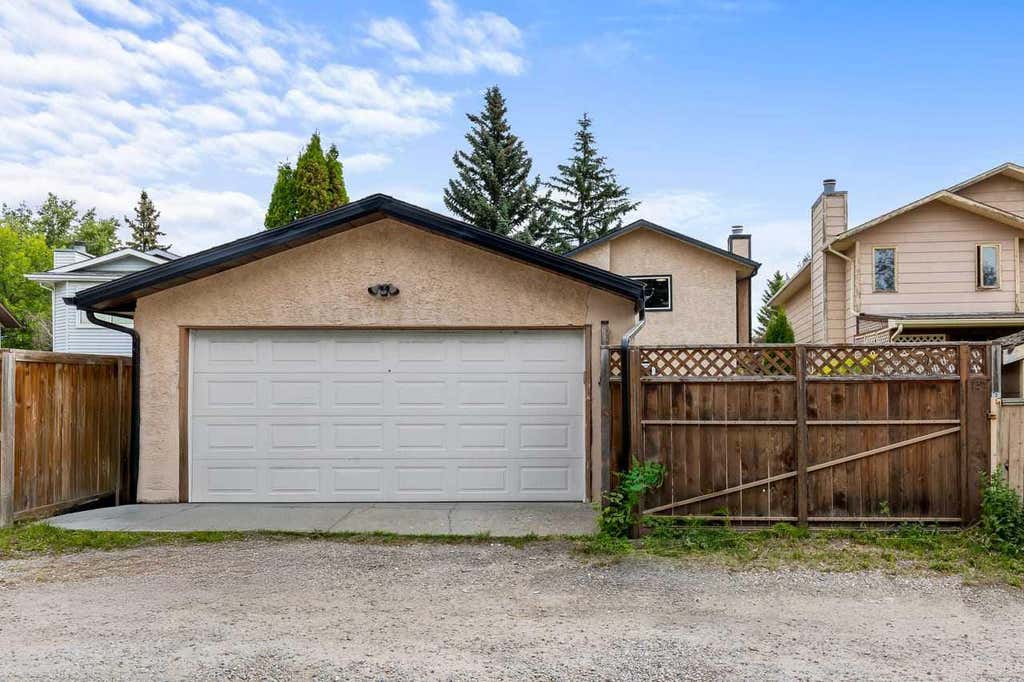 Photo of 266 Shawnessy Drive SW, Calgary, AB T2Y 1M5 (MLS # A2324670)