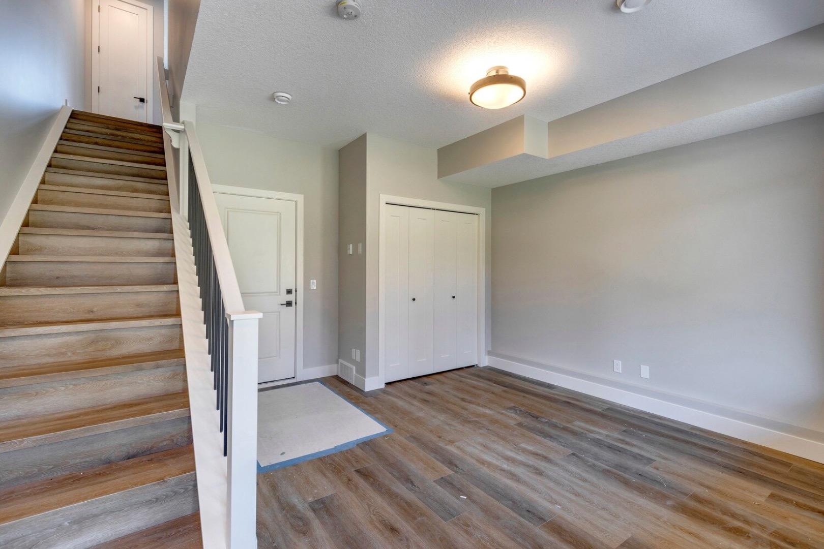 81 Royal Elm Green NW