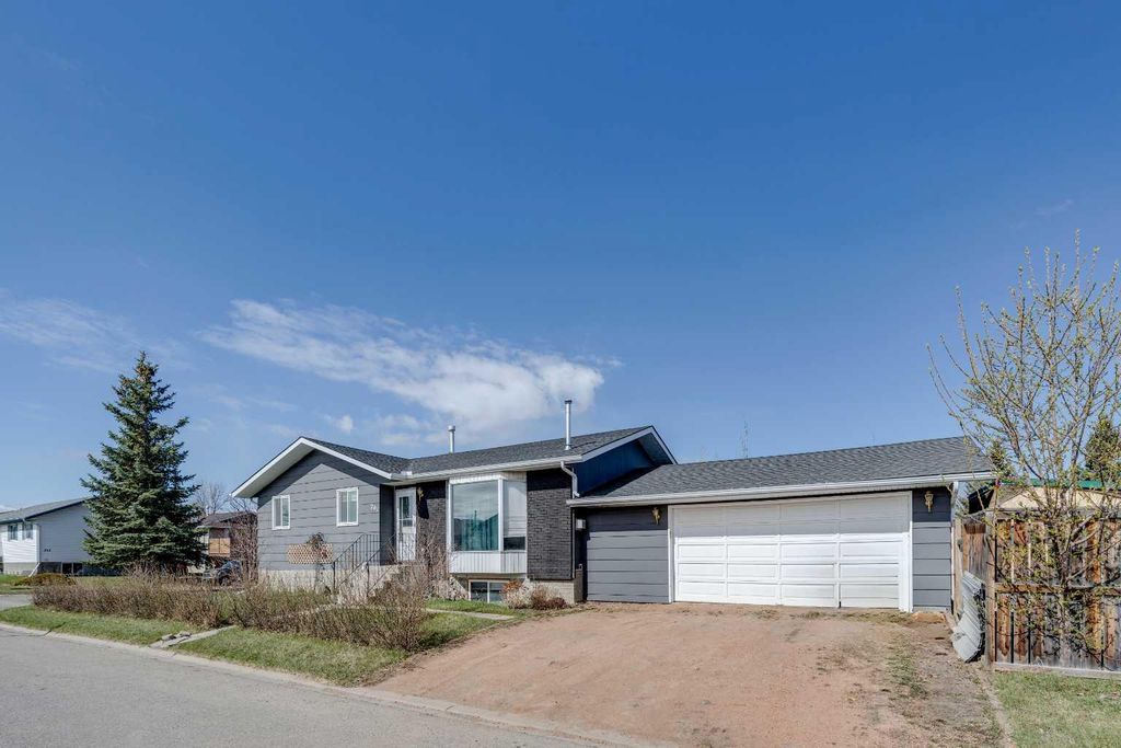 Photo of 201 Southridge Place, Didsbury, AB T0M 0W0 (MLS # A2307093)