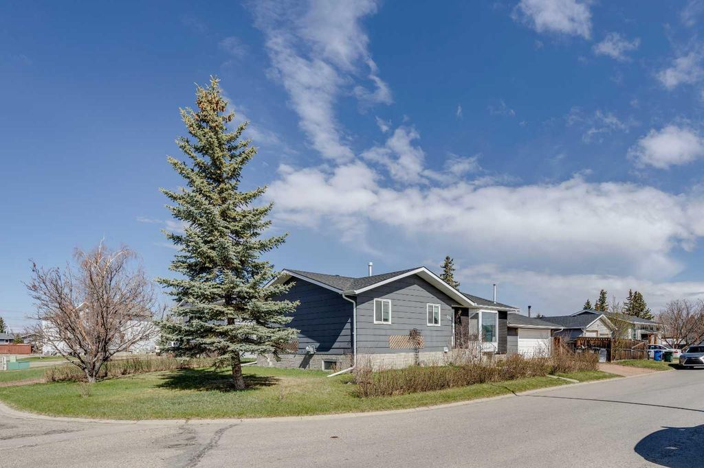 Photo of 201 Southridge Place, Didsbury, AB T0M 0W0 (MLS # A2307093)