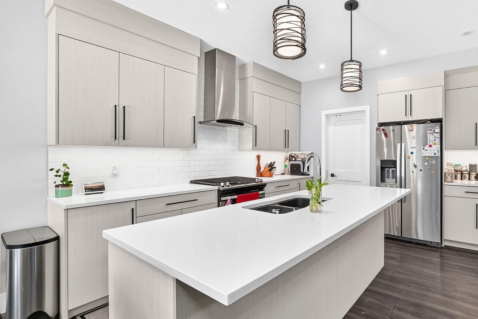 86 Carringvue Manor NW