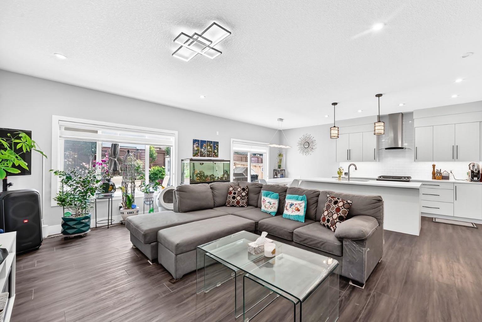 86 Carringvue Manor NW