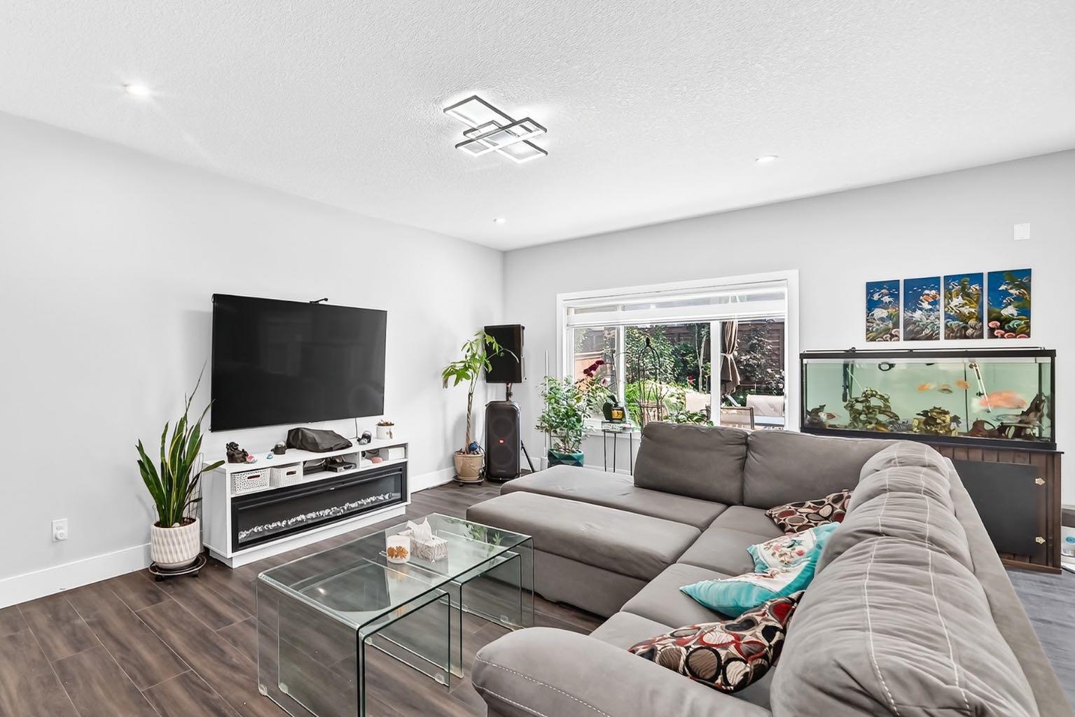 86 Carringvue Manor NW