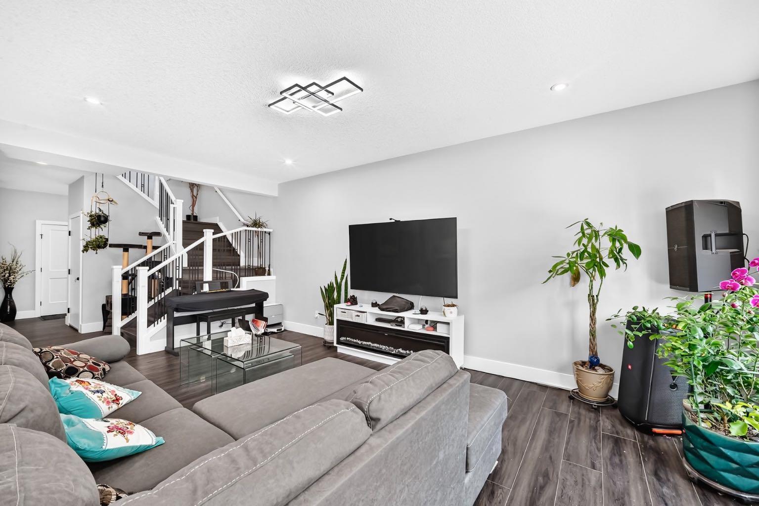 86 Carringvue Manor NW