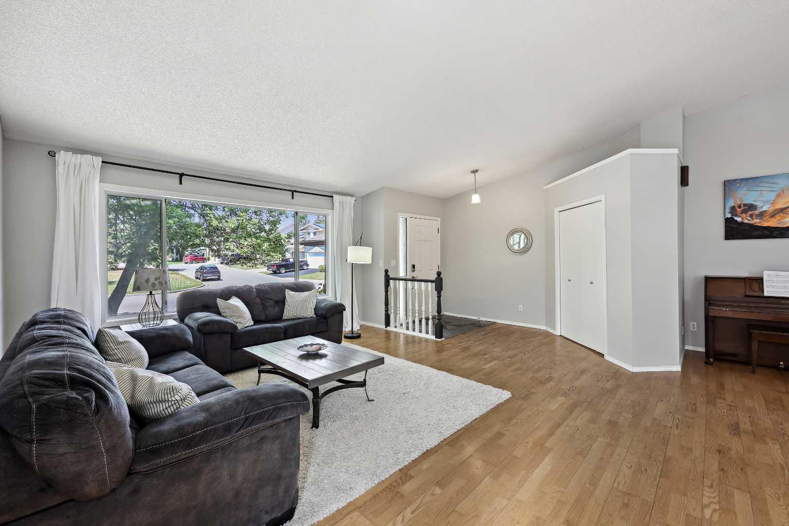 216 Scenic Hill Close NW