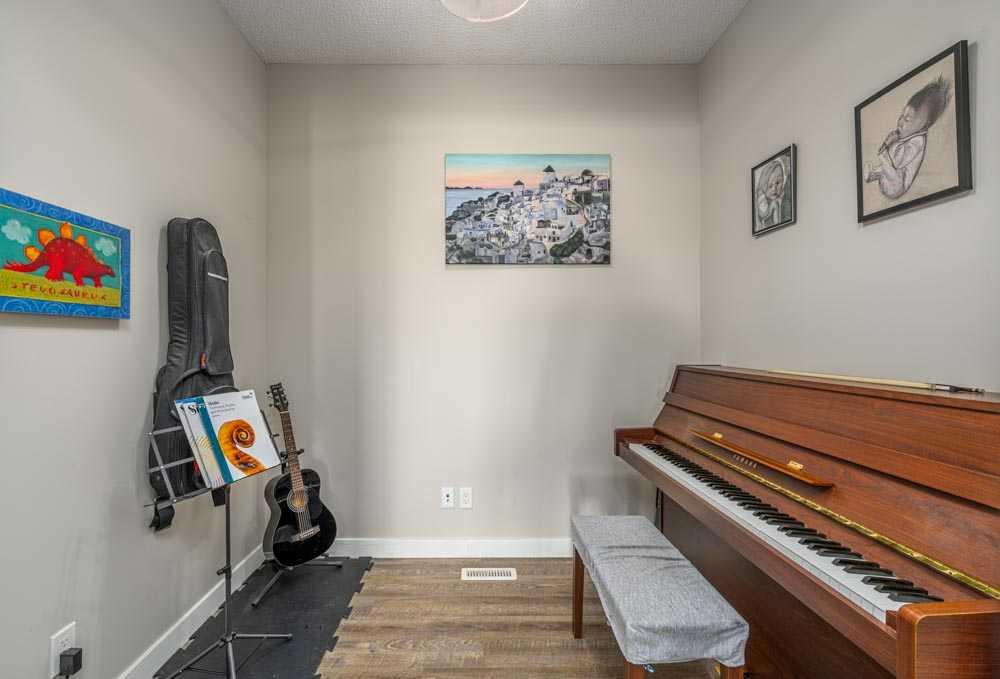 125 Sage Bluff Close NW