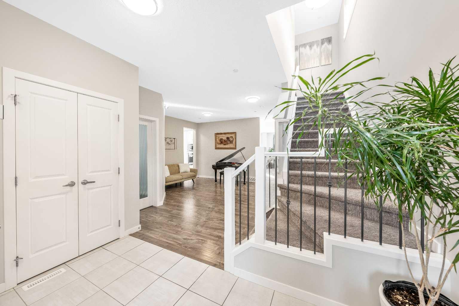 240 Lucas Crescent NW