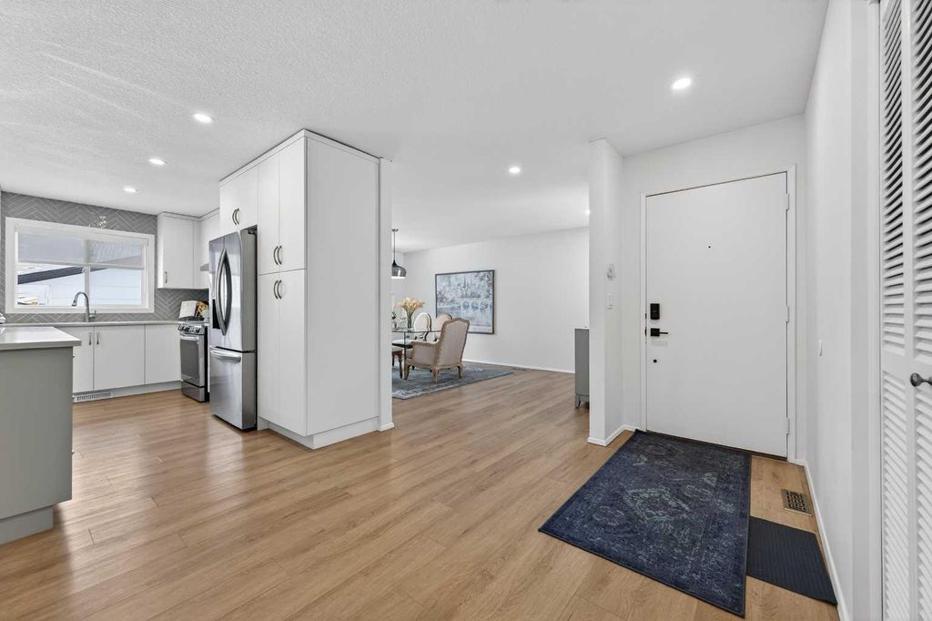 Photo of 60 Sunmount Close SE, Calgary, AB T2X 1V6 (MLS # A2287255)