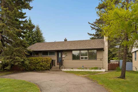 Photo of 32 Gladeview Crescent SW, Calgary, AB T3E 4X8 (MLS # A2317470)
