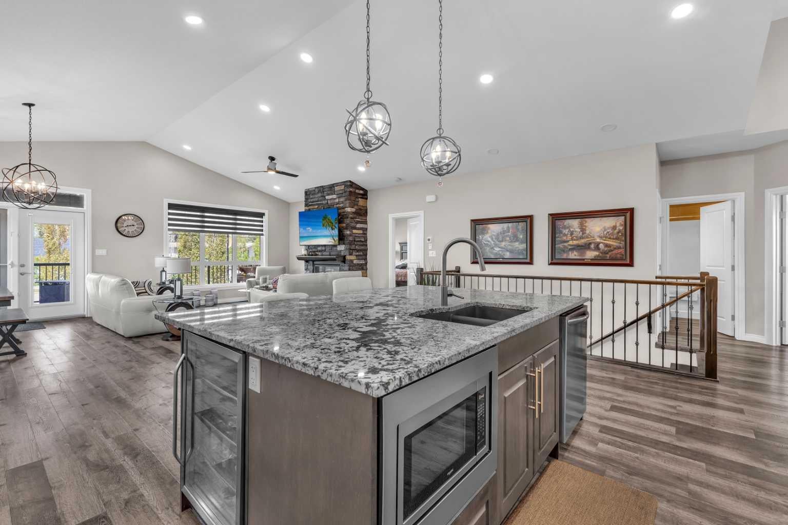5052 Lakeshore Drive