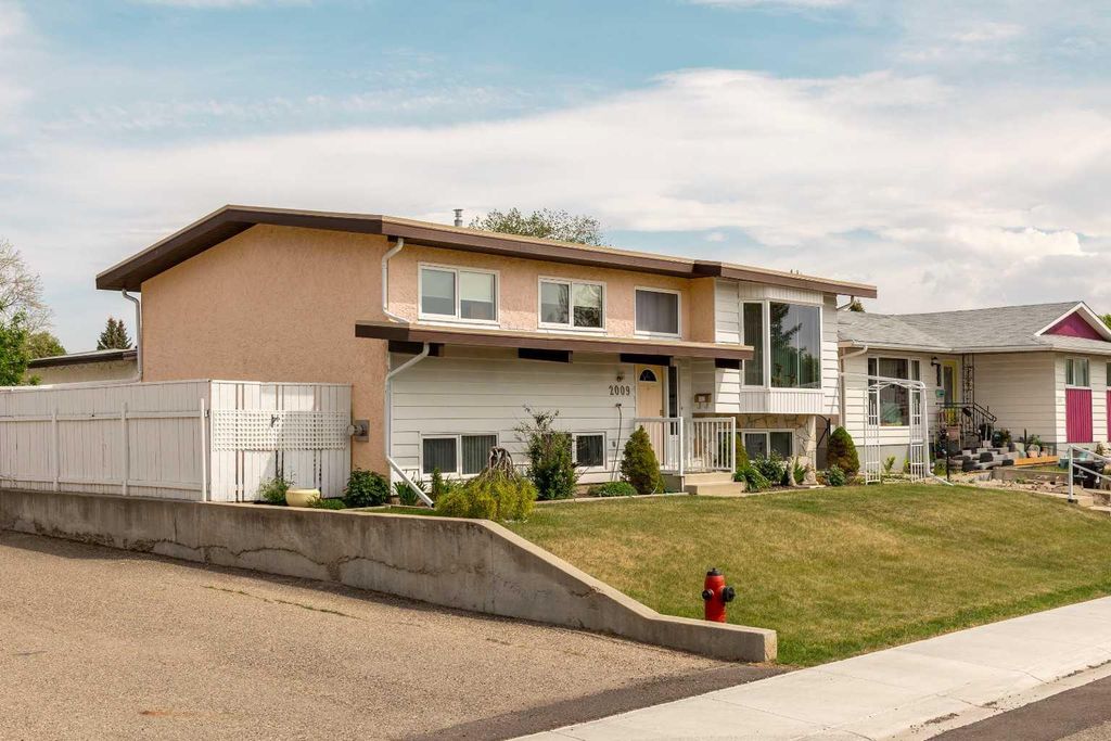 Photo of 2009 17 Street N, Lethbridge, AB T1H 4W8 (MLS # A2315396)