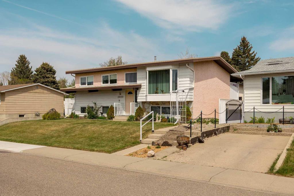 Photo of 2009 17 Street N, Lethbridge, AB T1H 4W8 (MLS # A2315396)