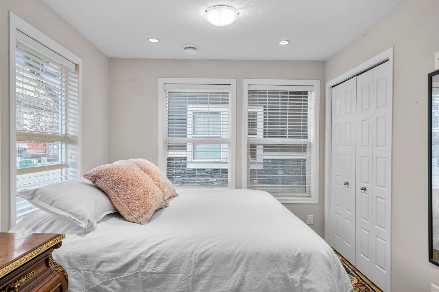 280 Williamstown Close NW 2001