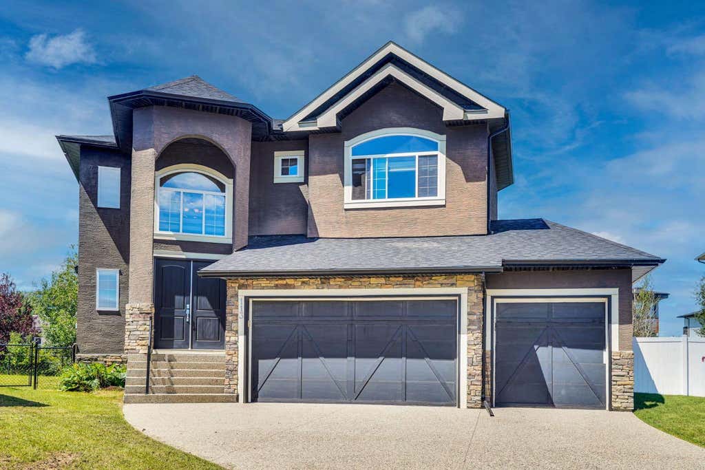 Photo of 113 Kinniburgh Bay, Chestermere, AB T1X 0M2 (MLS # A2329091)