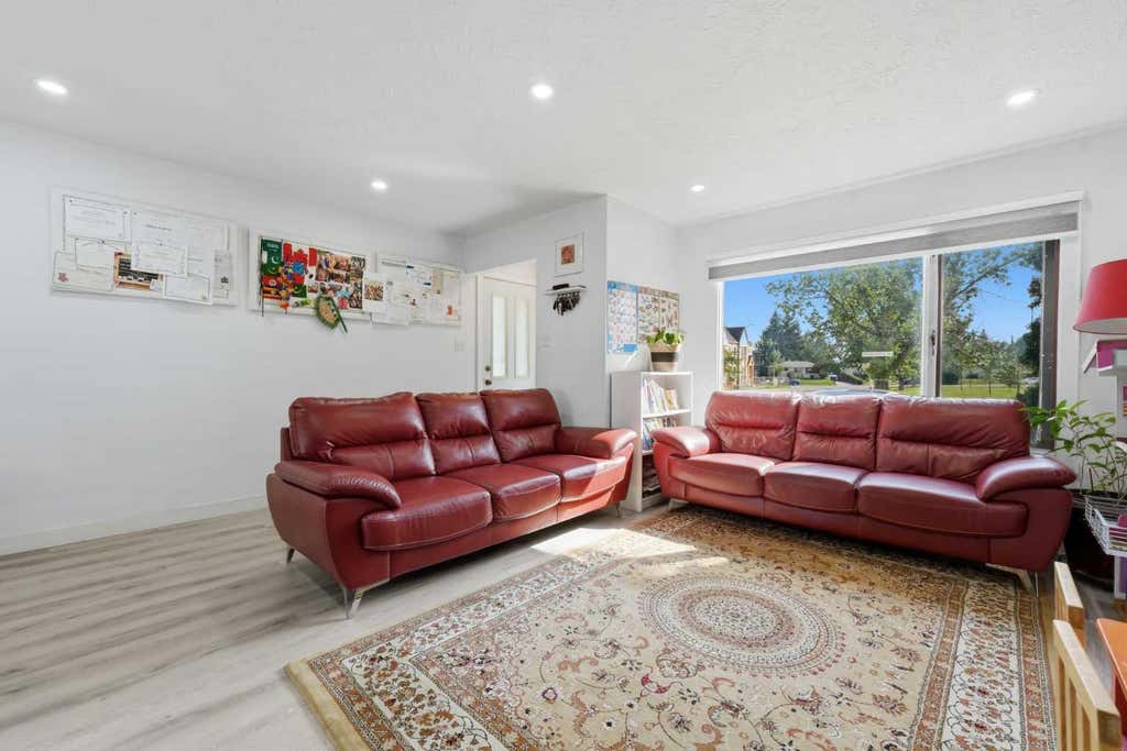 Photo of 20 Rossburn Crescent SW, Calgary, AB T3C 2N5 (MLS # A2338828)