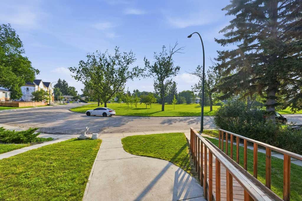 Photo of 20 Rossburn Crescent SW, Calgary, AB T3C 2N5 (MLS # A2338828)