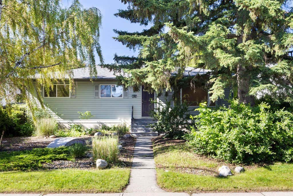 Photo of 69 Winslow Crescent SW, Calgary, AB T3C 2R3 (MLS # A2326413)