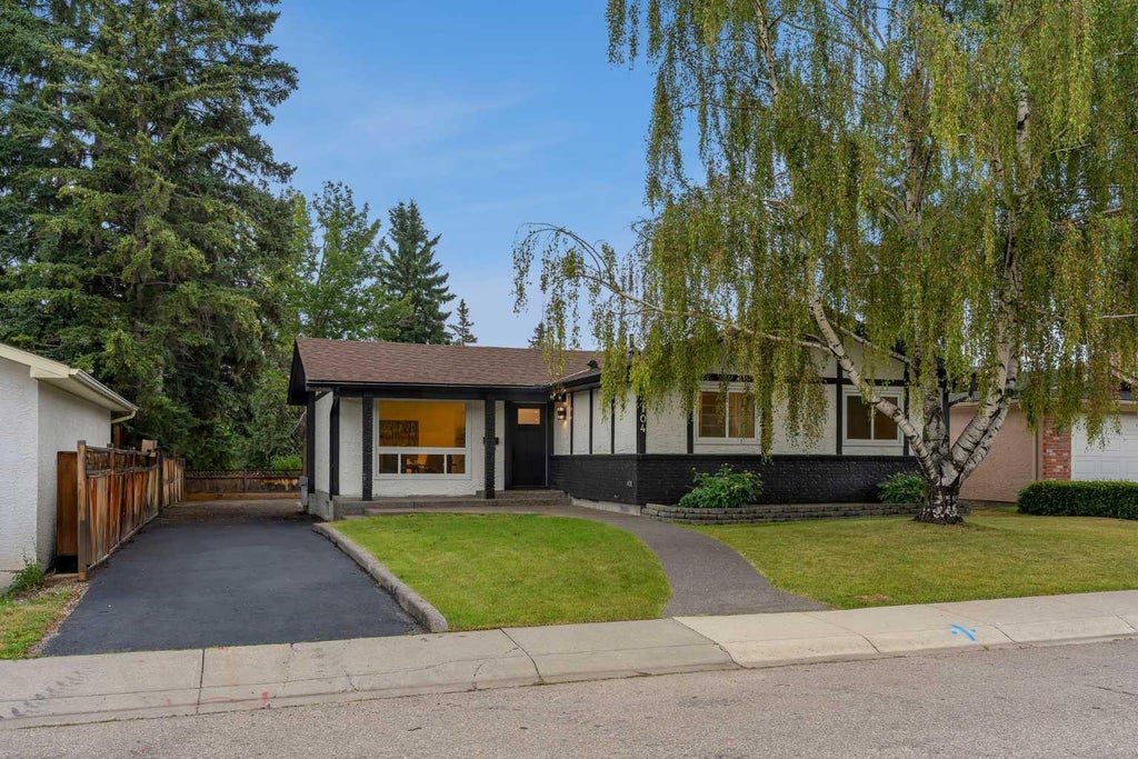 Photo of 104 Oakmoor Place SW, Calgary, AB T2V 4A3 (MLS # A2337592)