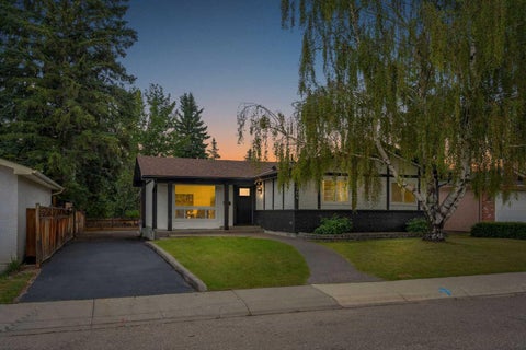Photo of 104 Oakmoor Place SW, Calgary, AB T2V 4A3 (MLS # A2337592)