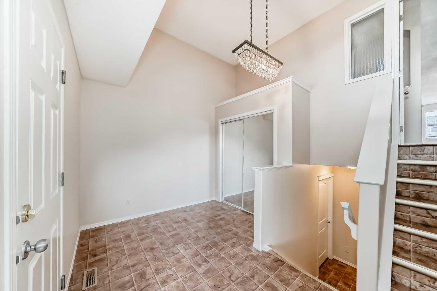 576 Stonegate Way NW