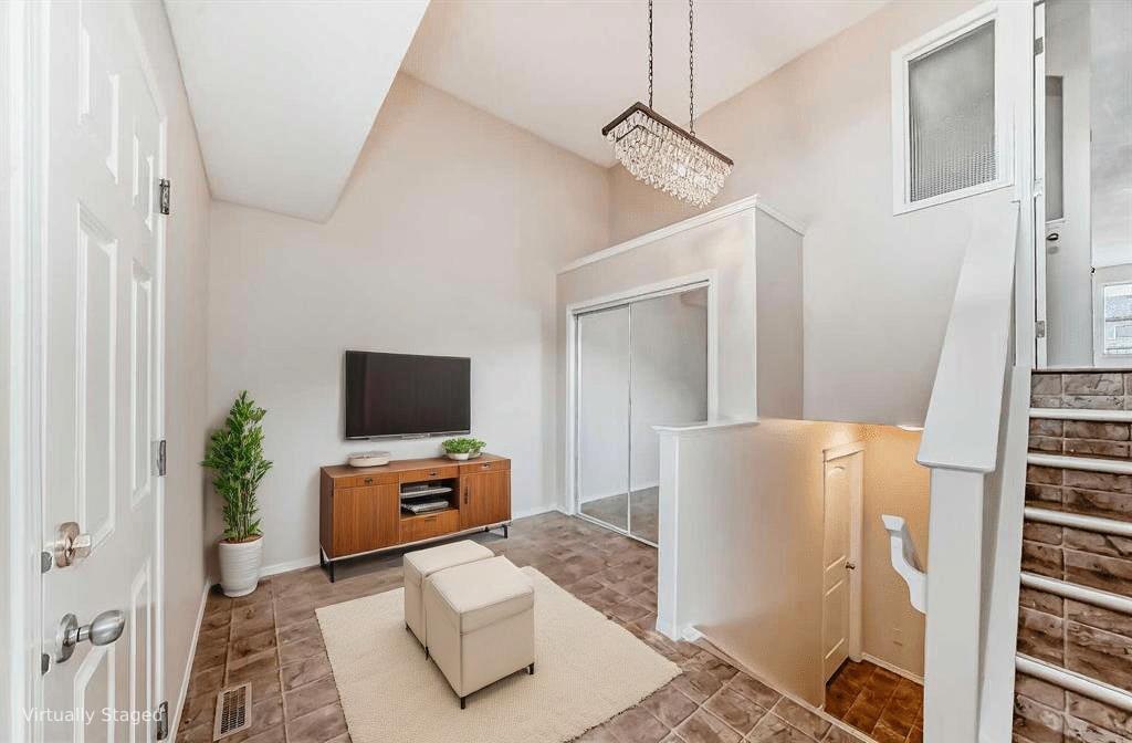 576 Stonegate Way NW