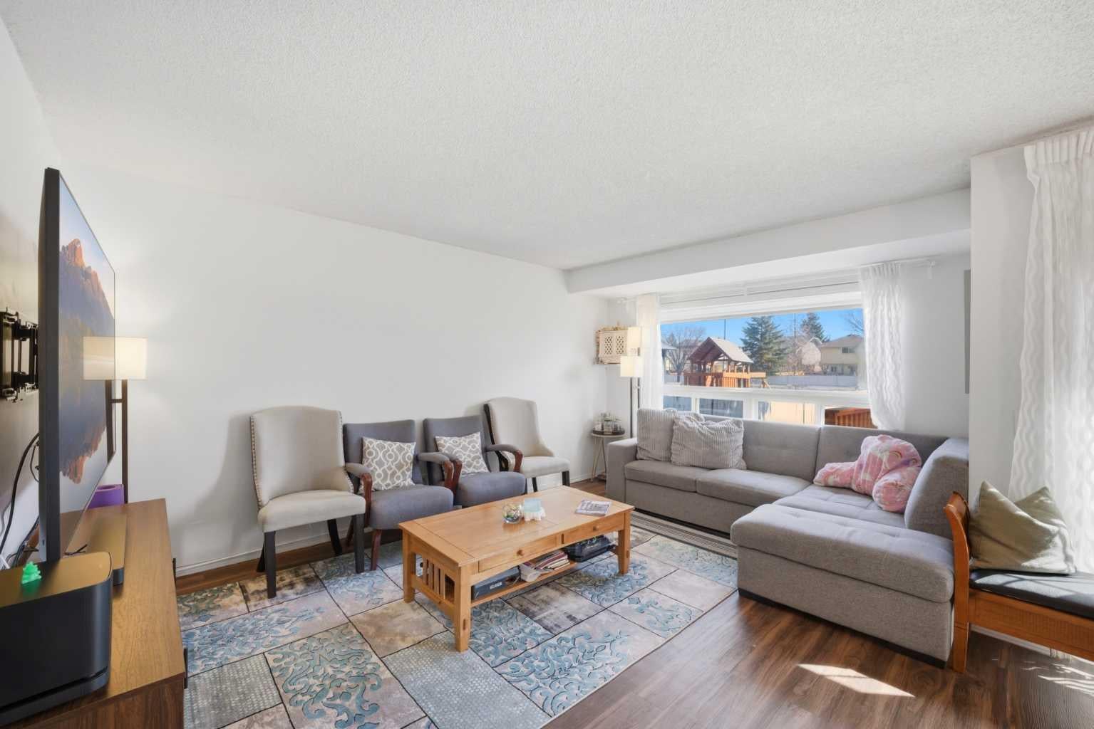 80 Martinglen Way NE