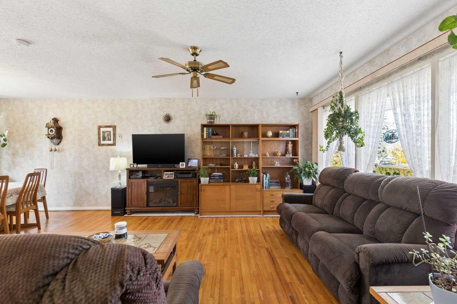 275 Northmount Drive NW