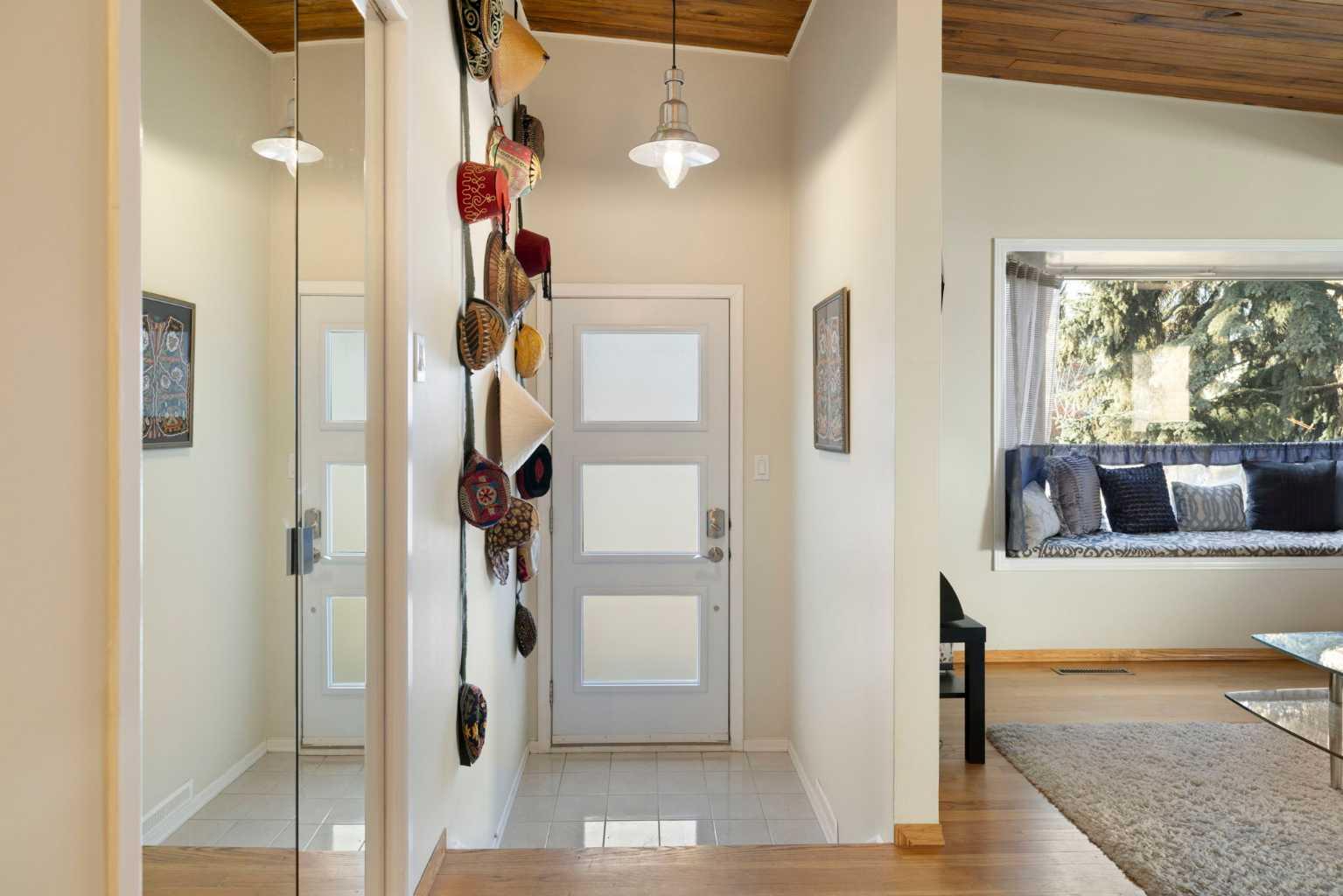 3511 Lakeside Crescent SW