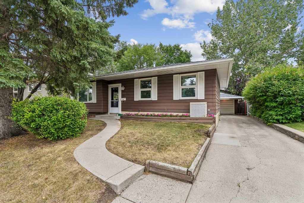 Photo of 3131 Oakwood Drive SW, Calgary, AB T2V 0K2 (MLS # A2335206)