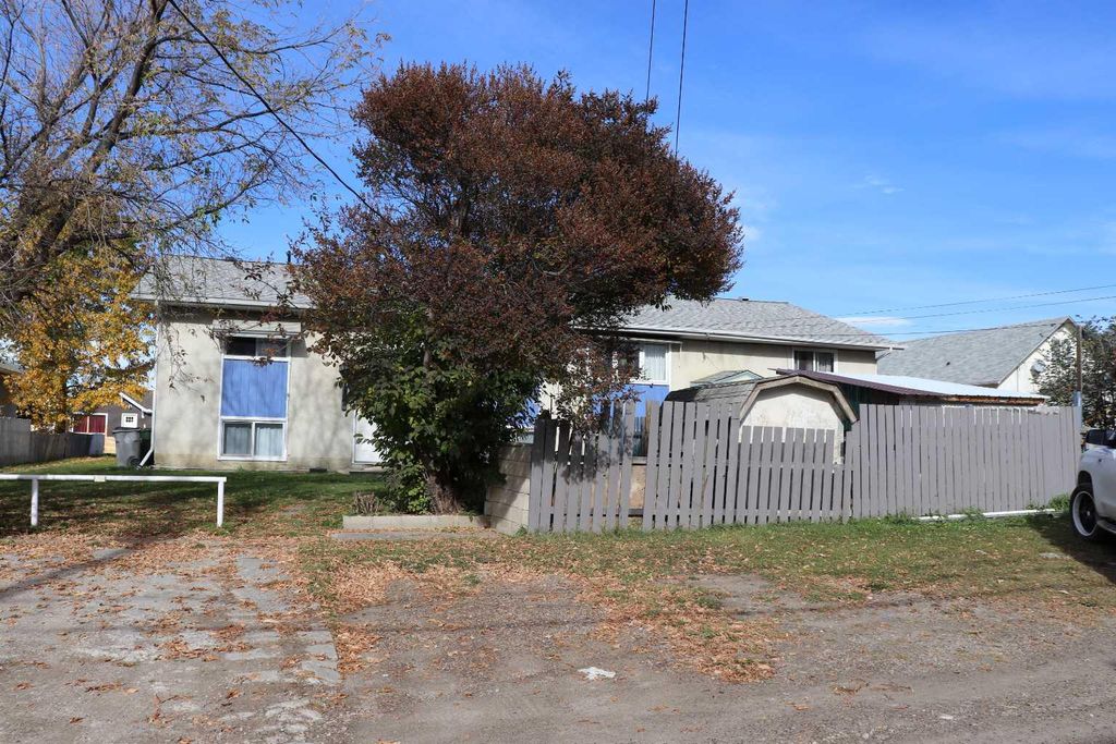 Photo of 5115-5117-5119-5121 5 Avenue, Edson, AB T7E 1V5 (MLS # A2264110)