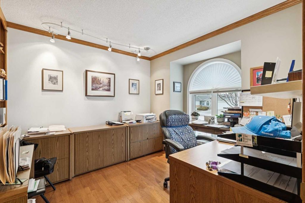 Photo of 1025 Shawnee Road SW, Calgary, AB T2Y 1W7 (MLS # A2284518)